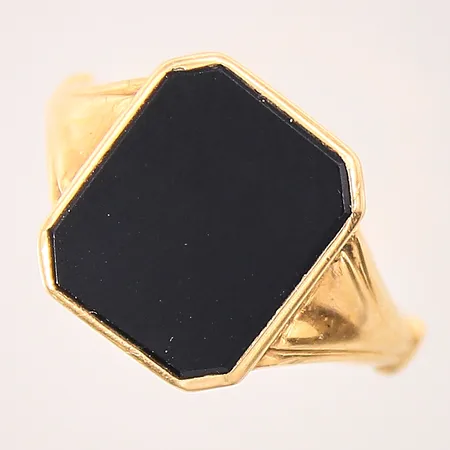Klackring med onyx, stl: 19¾, bredd: 2,2mm, 18K Vikt: 4,1 g