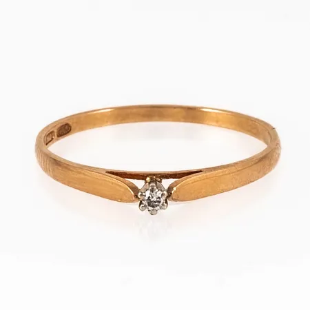 Enstensring i 18K guld med 1 x c:a 0,02ct briljantslipad diamant. Den är i storlek 18, är 1,5 - 2 mm bred och väger 1,4g.