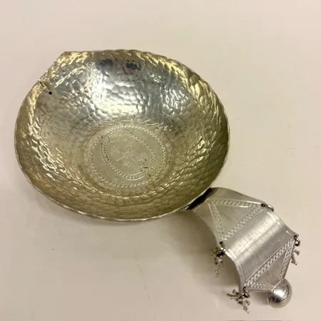 Kåsa, längd 22cm, bredd 14cm, BW, år 1988, handarbete, Jokkmokkstenn Skickas med paket.