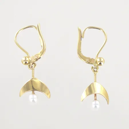 Ett par örhängen med pärla, längd 2,8 cm, 18K Vikt: 1,8 g