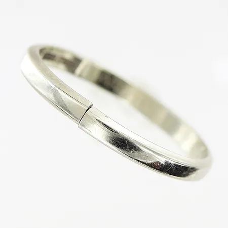 Ring, slät, stl 17, bredd 1,5mm, vitguld, defekt, gravyr, 18K.  Vikt: 1,7 g