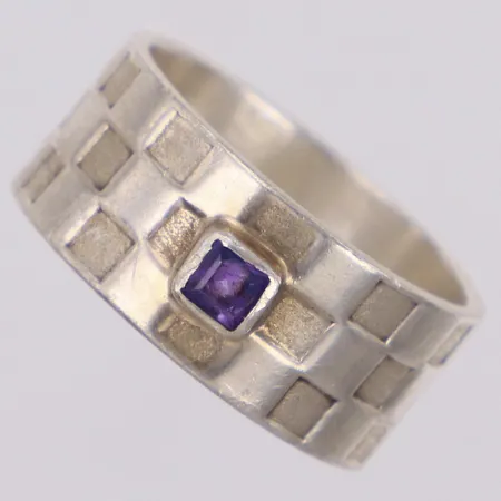 Ring med lila sten, stl 18½, bredd 9,6mm, silver 925/1000 Vikt: 6,9 g