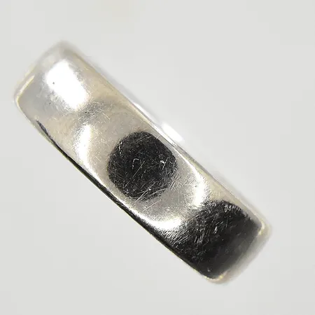 Ring Schalins, stl 17½, bredd 6 mm, gravyr, vitguld, 18K. Vikt: 8,5 g