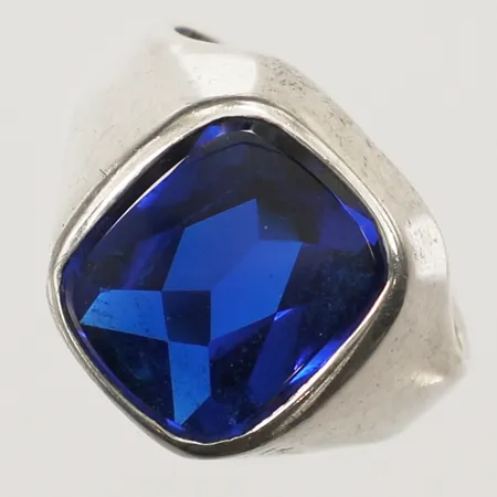Klackring, blå syntetisk spinel, stl 16, bredd 13,9mm, 830/1000 silver  Vikt: 3,8 g