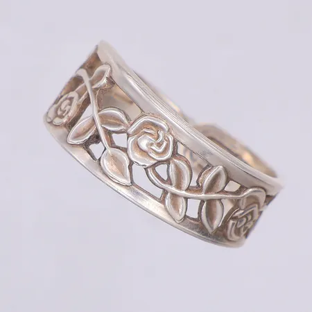 Ring med genombrutet mönster blommor, stl 21, regelbar storlek, GAB år 1982, 830/1000 silver Vikt: 5,6 g