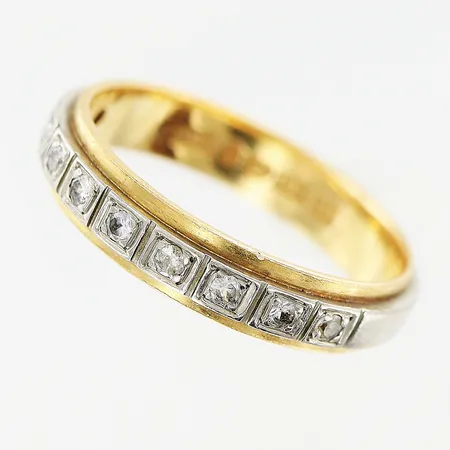 Ring, vita stenar, stl 17, bredd 4mm, vit/gulguld, 18K. Vikt: 3,7 g