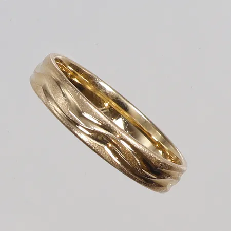 Ring mönstrad stl 23¼ bredd 4mm Schalins 18K Vikt: 7,2 g