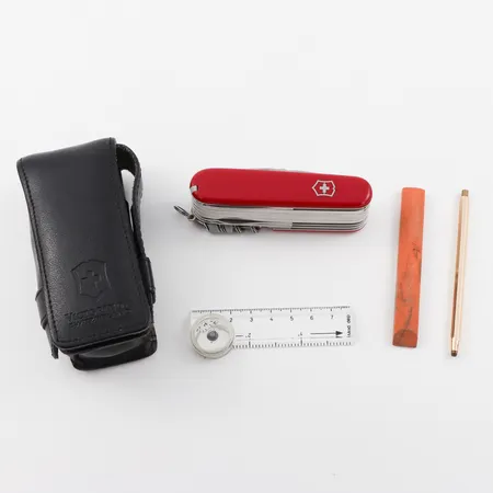 Fickkniv Victorinox med fodral och diverse tillbehör.