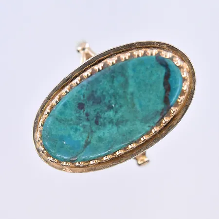 Ring med grön sten, stl 17½, bredd 2-23 mm, 14K. Vikt: 5,3 g
