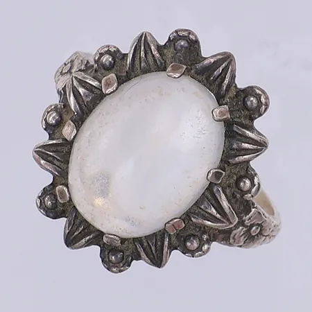 Ring med vit cabochonslipad sten, stl 18, 835/1000 silver Vikt: 4,3 g