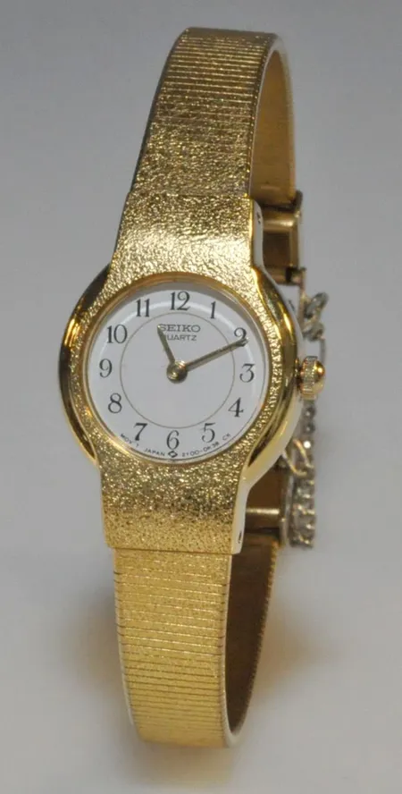 Seiko damur quartz (går ej, batt.) ,14,5cm boettens bredd 18mm bandets bredd 7mm Vi lämnar ingen funktionsgaranti Vikt: 17,6 g