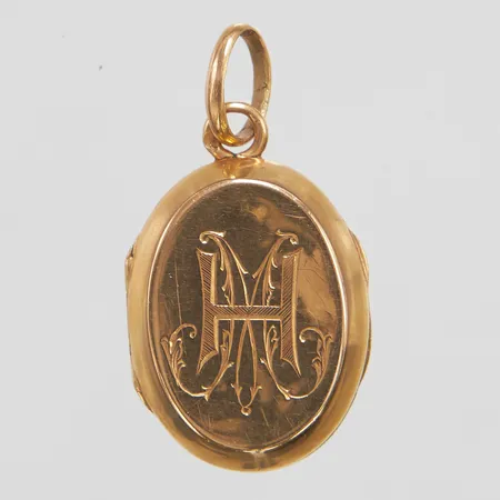 Medaljong, monogramgravyr MH, öppningsbar, plexiglas, bucklor, 18K Vikt: 5,5 g