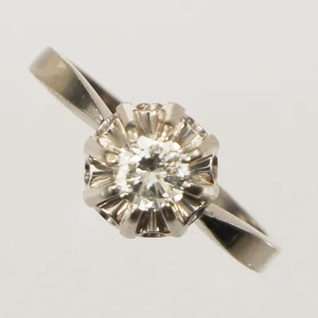 Ring med diamant ca 1x 0,40ct, W/P, vitguld, stl 17¼, bredd 8mm, 18K Vikt: 10,1 g