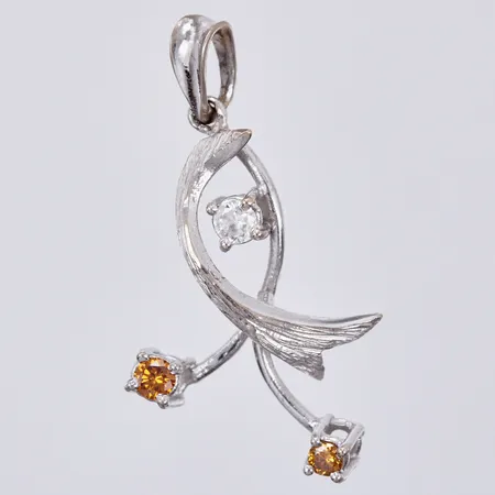 Hänge vitguld med diamanter ca 1x0,10ct, 2x0,07ct brun/orangefärgade, längd: ca 3cm, bredd: ca 18mm, 18K Vikt: 2,4 g