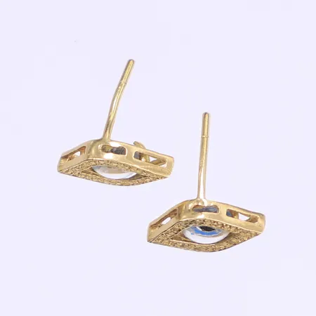 Ett par örhängen, "det onda ögat" som glasdetalj, ca 18x5mm, snurrebussar saknas, slitage, ett stift något skevt, ostämplade, 18K Vikt: 1,9 g