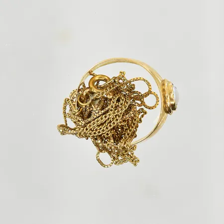 Diverse defekt guld med sten, 18K. Vikt: 5,3 g