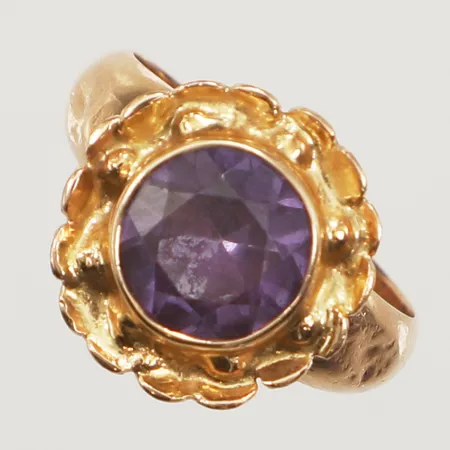 Ring, lila sten, stl 17¼, bredd 3,4-14,8mm, defekt, 18K Vikt: 6 g
