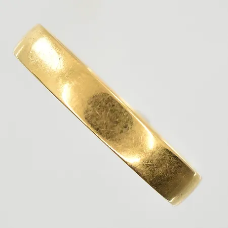 Ring, stl 20½, bredd 4 mm, gravyr, 18K. Vikt: 3,7 g