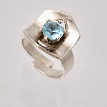 Ring i silver, stl 17, öppen skena, bredd 6-16,6mm, 1st blå sten, mått Ø7mm, 830/1000, tillverkad av Brofod Aktiebolaget, år 1974, vikt 5,5g.