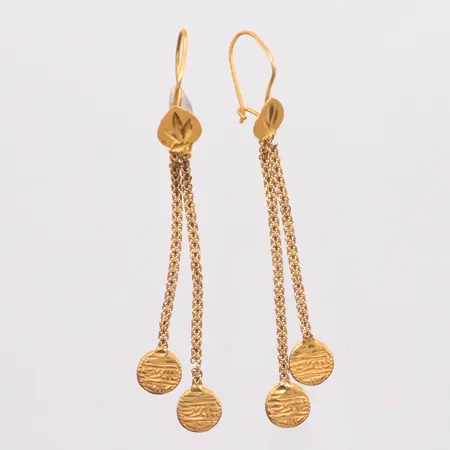 Ett par örhängen, längd 6,7cm, bredd 7,3mm, ojämna öglor, 21K Vikt: 2,7 g