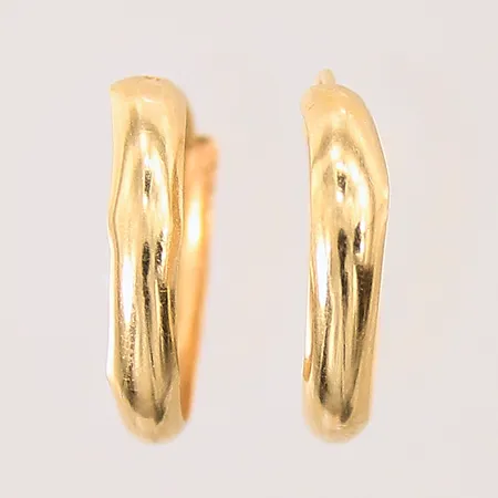 Ett par örhängen, längd: 15mm, bredd: 3mm, något ojämna, 18K Vikt: 0,9 g