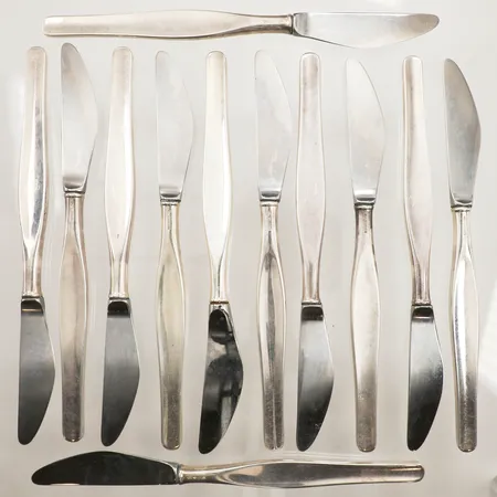 Tolv knivar, längd ca 20,5cm, blad i stål, gravyr, 830/1000 silver Vikt: 648,6 g