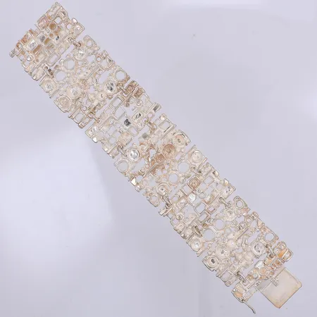 Armband modell Tundra från Juhls i Kautokeino, 17,8cm, bredd 36mm, 925/1000 silver, fint skick. Nypris ca 10500kr Vikt: 101,7 g