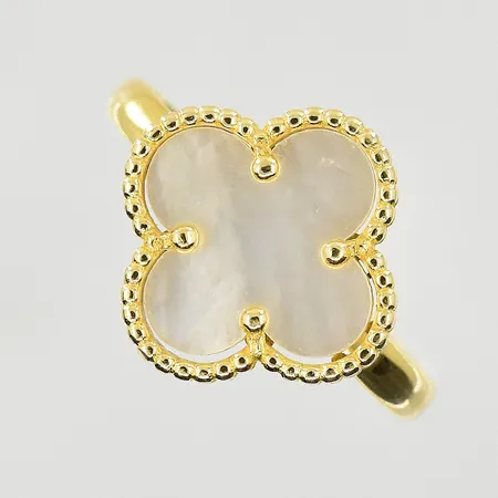 Ring med pärlemor, stl 17¾, bredd 2-14 mm, Obs ej märkesdesign, 18K. Vikt: 2,7 g