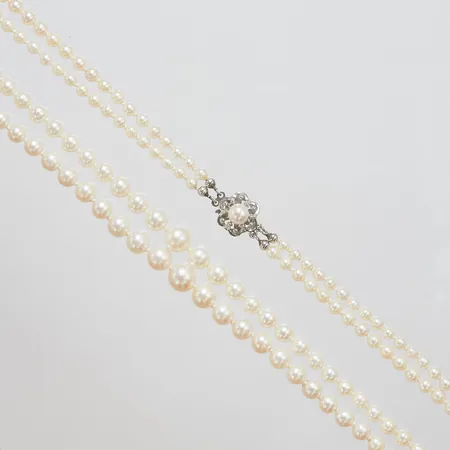 Pärlcollier, odlade saltvattenpärlor, sannolikt Akoya, tvåradigt, doserat, längd ca 49cm, lås i vitguld, 18K Vikt: 28,3 g