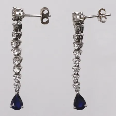 Ett par örhängen, safirer, vita stenar, 38mm, ett stopp i metall, ej med i vikt, vitguld, 18K Vikt: 5,2 g