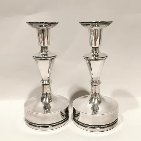 Ett par ljusstakar med pärlbård, ca 17cm, Ø 8cm, fyllda, stearinrester, 830/1000 silver Vikt: 745,9 g