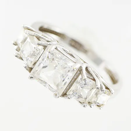 Ring, vita stenar, stl 16¼, bredd 1,5-6,5mm, vitguld, GHA, utstickande klor, 18K. Vikt: 3,9 g