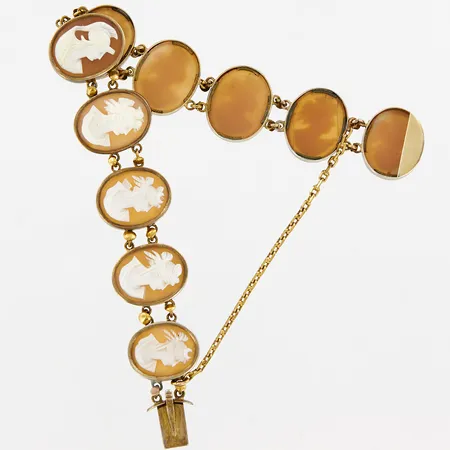 Armband med caméer, innermått: 17cm, bredd: 19mm, ostämplat silver Vikt: 19,4 g