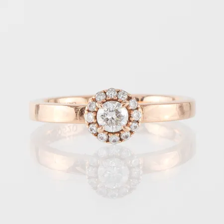 Ring Schalins med diamanter på 0.35 ct enligt inkription,gravyr,storlek 17 ½ mm, bredd 2.5-6.9 mm,18k. Vikt: 4,7 g