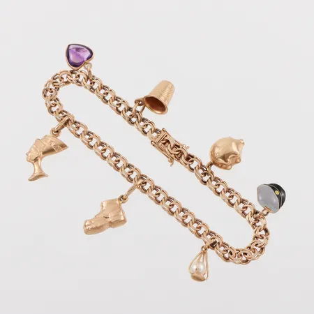 Armband med 7 st berlocker, längd ca 18.5 cm,bredd 5.1 mm,18k. Vikt: 16,4 g