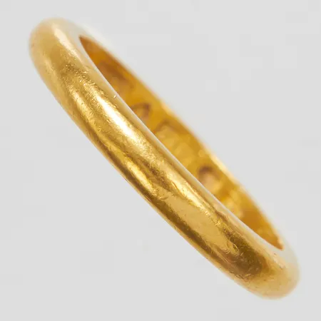 Ring, slät, stl 17, bredd 2,8mm, personlig gravyr, repig, nagg, 23K Vikt: 6,5 g