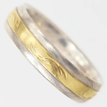 Ring med dekor i 18K, stl: 20½ bredd 6mm, gravyr, Silver 925/1000/18K. Vikt: 8,4 g