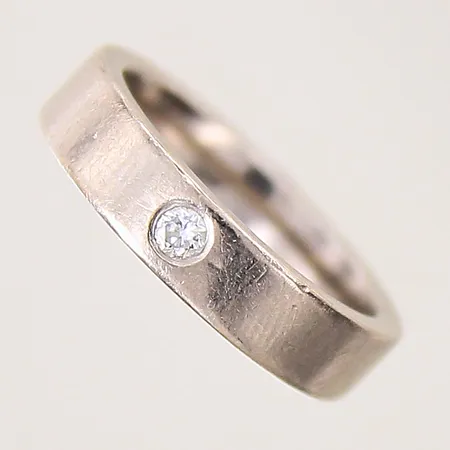 Ring med briljantslipad diamant 0,05ct enligt gravyr, stl: 14½, bredd: 4mm, repig, vitguld, 18K Vikt: 5,2 g