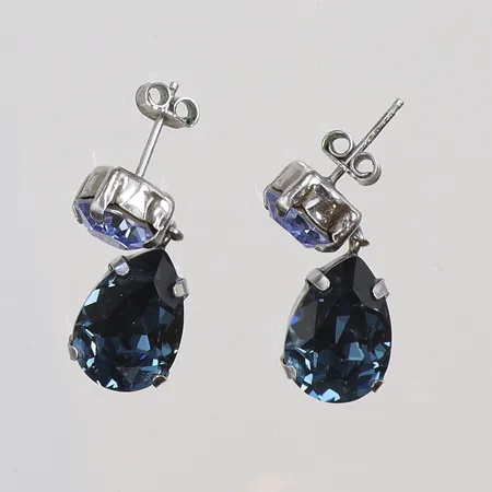 Ett par Örhängen med ljusblå/turkos strass, längd 26mm, silver 925/1000 Vikt: 5,5 g