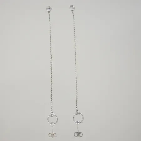 Ett par örhängen, längd 8 cm, 1 plopp ej silver 925/1000 Vikt: 1,8 g