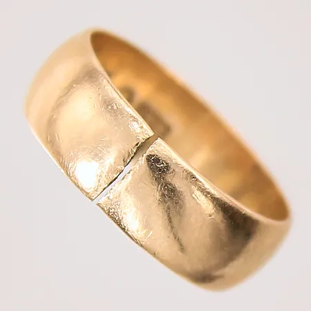 Ring slät, stl: 17, bredd: 6,1mm, gravyr, avklippt skena, 18K Vikt: 5,1 g