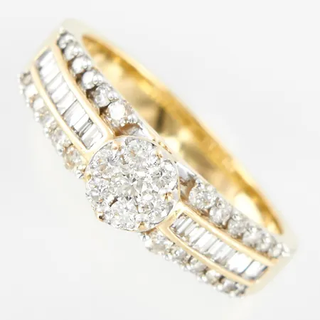 Ring, stl 19½, bredd 3-6mm, 49st briljant samt baguettslipade diamanter, cirka 0,65ctv, GHA, 18K Vikt: 6,5 g