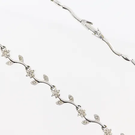 Collier, diamanter 16 x ca 0,005ct, 62 x ca 0,01ct, 40,8cm, bredd 10mm, vitguld, 1 diamant saknas, 18K.  Vikt: 17,6 g