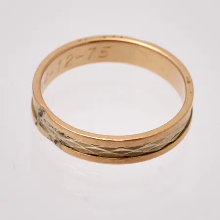 Defekt guld, 18K, vikt 4,84g.