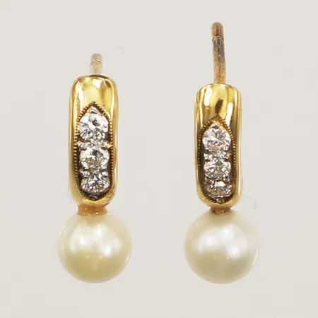Ett par örhängen med imitationspärlor och diamanter (indikerar på synteter), längd ca 15mm, bredd 5,5mm, saknar snurrebussar, ostämplade, 18K Vikt: 2,3 g