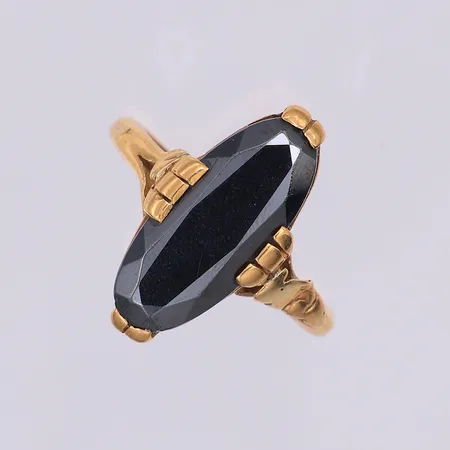 Ring med facettslipad hematit, stl 18¾, Stenudd år 1945, 18K Vikt: 7,6 g