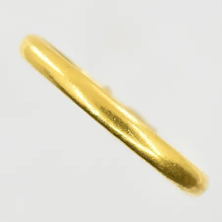 Ring, stl 21, bredd 3 mm, gravyr, ojämn skena, 23K. Vikt: 4 g