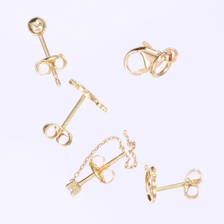 Diverse guld, bl a örhängen, ett örhänge med vit sten, udda, defekt, 18K Vikt: 1,4 g