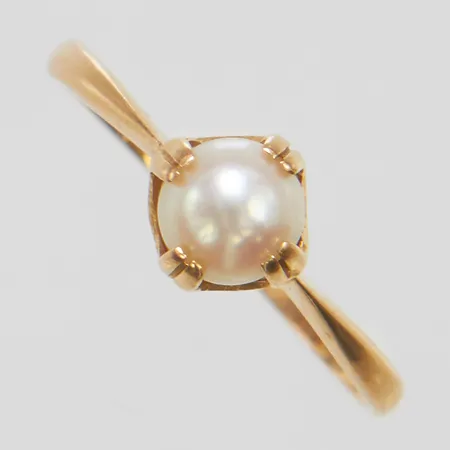 Ring, odlad saltvattenpärla, Ø5mm, stl 16, höjd 0,4-6mm, bredd 1,1-6,4mm, importstämplar, år 1924, 18K Vikt: 1,3 g