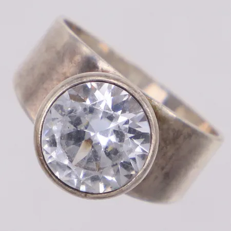 Ring med vit sten, stl 17¼, bredd 3,7-11,2mm, Waldemar Atelje Waldemar Jonsson, år 1967, ytligt slitage på sten, silver 830/1000 Vikt: 4,2 g